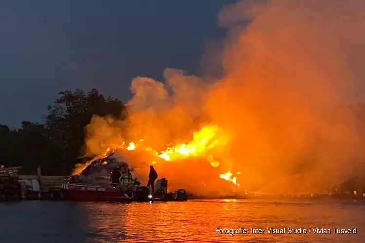 Brand op eiland in Aalsmeer