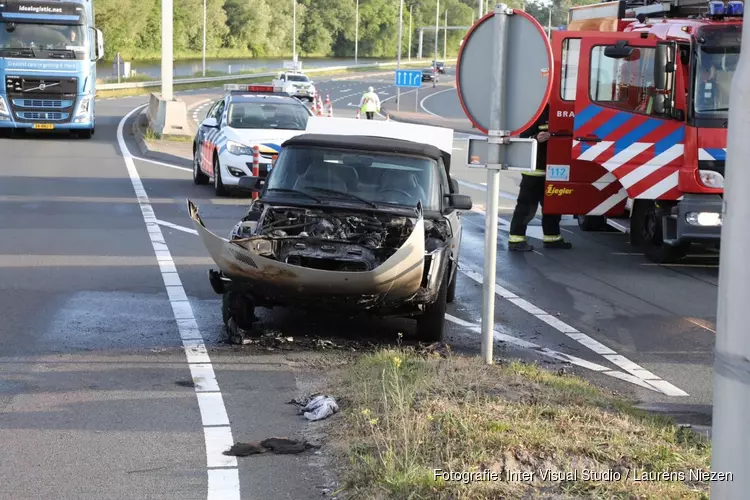 Auto vliegt in brand bij Schiphol-Oost, inzittenden ongedeerd