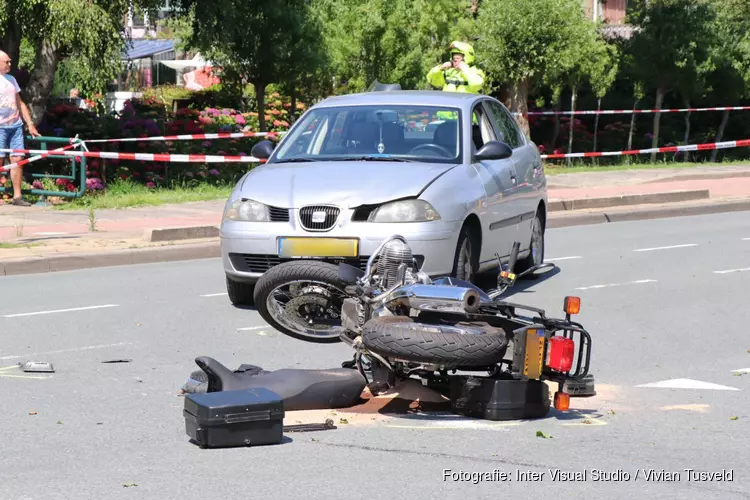 Motorrijder zwaargewond na aanrijding