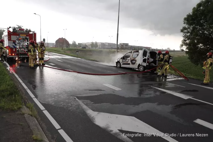 Auto vliegt in brand op Legmeerdijk