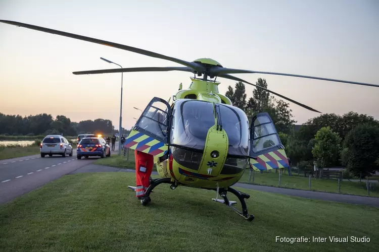 Traumahelikopter landt op de Vijfhuizerdijk in Vijfhuizen