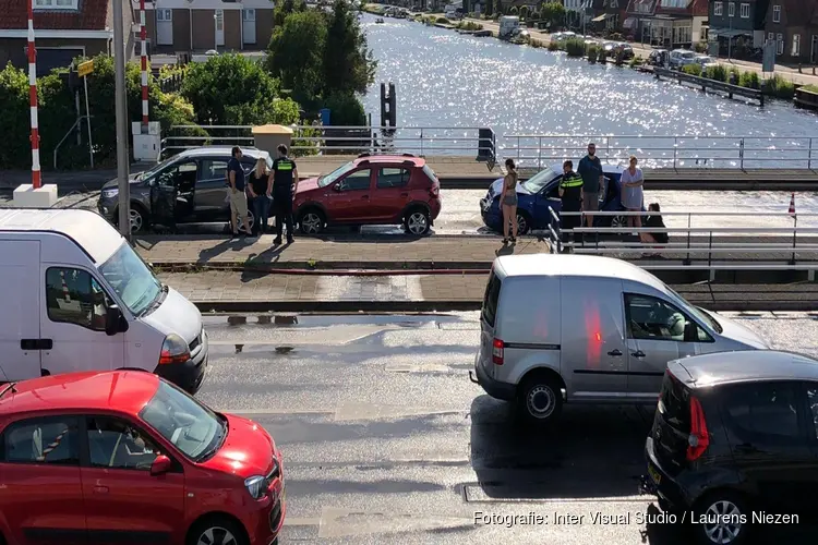 Olie op wegdek na kop-staartbotsing in Aalsmeer