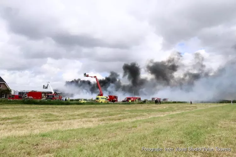 Grote brand bij agrarisch bedrijf in De Kwakel