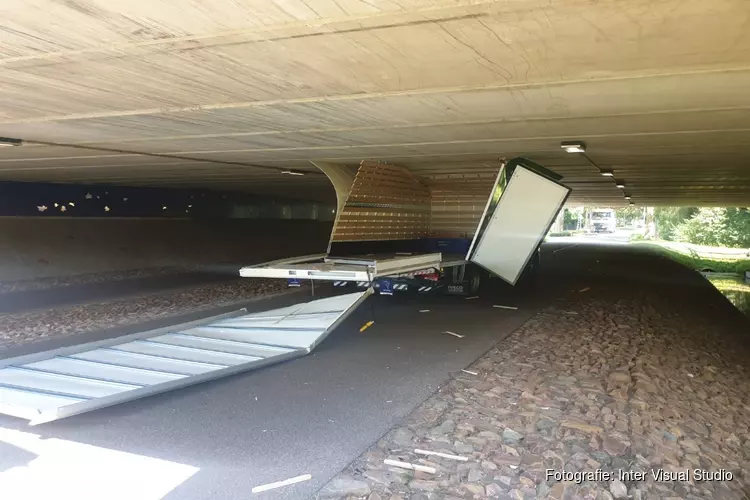 Opnieuw vrachtwagen klem onder viaduct Aalsmeer