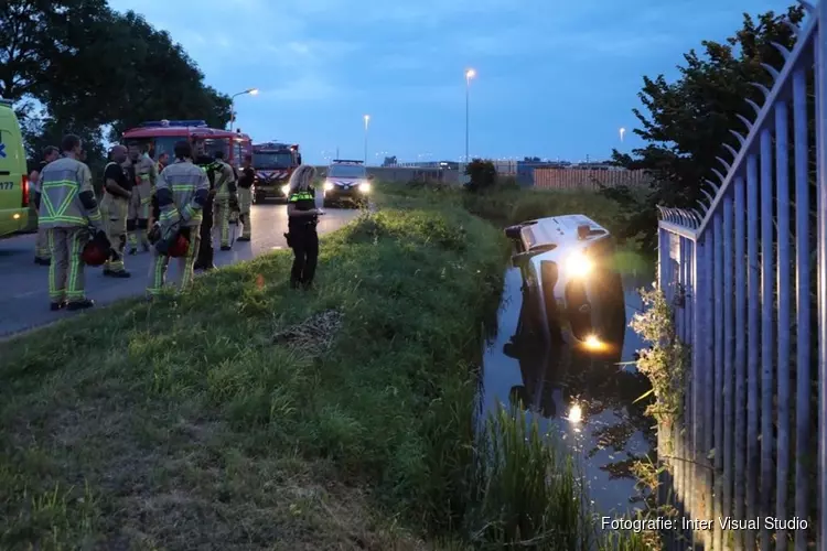 Bestelbus in sloot Middenweg Aalsmeer