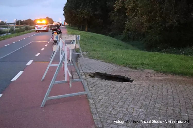 Hollandsche Dijk afgesloten vanwege sinkhole in weg