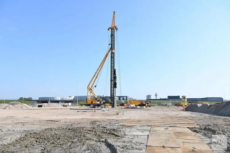 Eerste paal voor voltooiing dubbele-rijbaanstelsel Schiphol