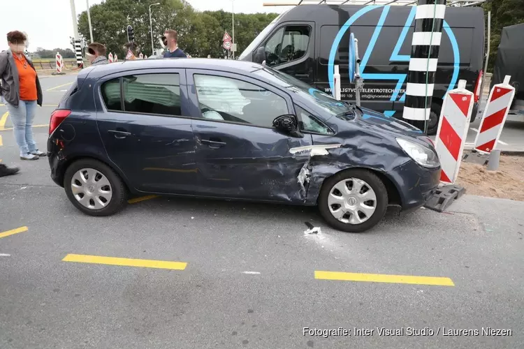 Vrachtwagen in botsing met auto in Aalsmeer