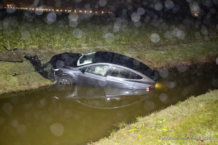 Auto te water bij oprit A9 bij Lijnden