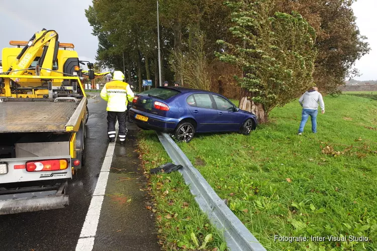 Auto eindigt achter de vangrail op de A4 bij Hoofddorp