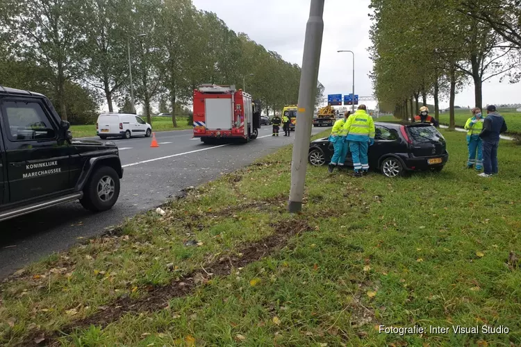 Auto crasht op A44 bij Nieuw Vennep