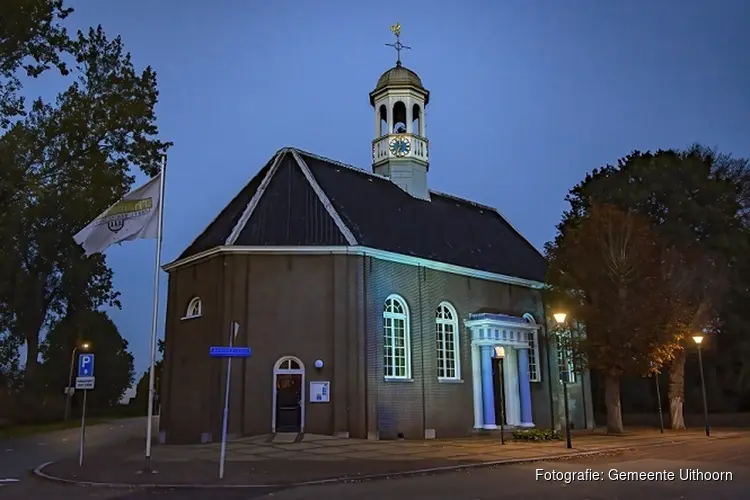 Vlaggen gemeentehuis en Thamerkerk kleuren blauw vanwege 75 jaar VN