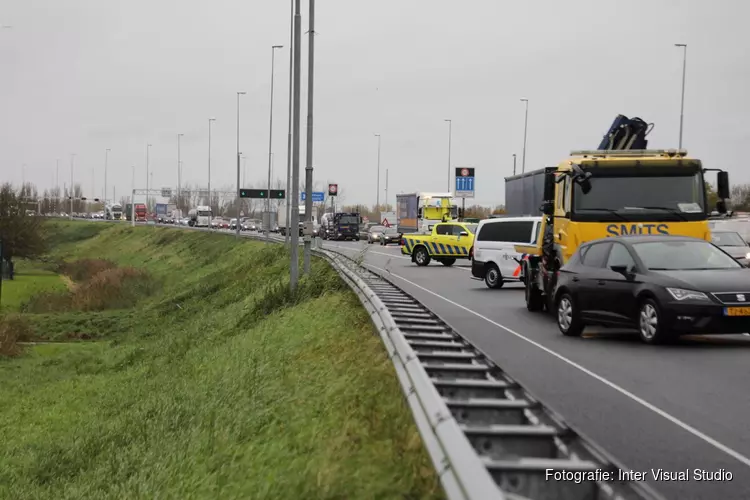 Veel vertraging door onwel geworden vrachtwagen op de A9 bij Spaarndam