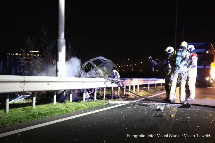 Auto crasht en vliegt in brand, omstanders redden bestuurder