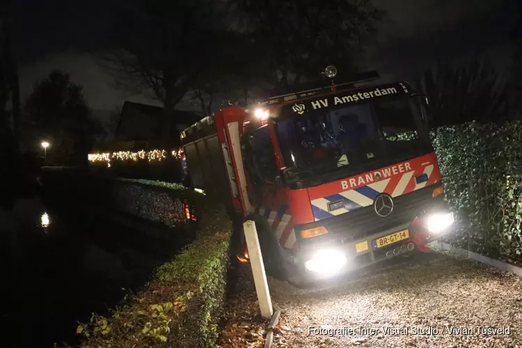 Brandweerwagens vast in modder