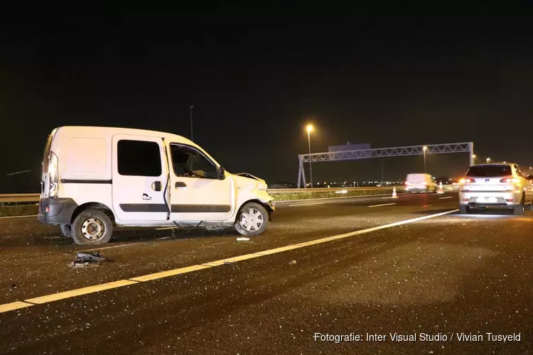 Bestelbus schiet over middenberm van A9