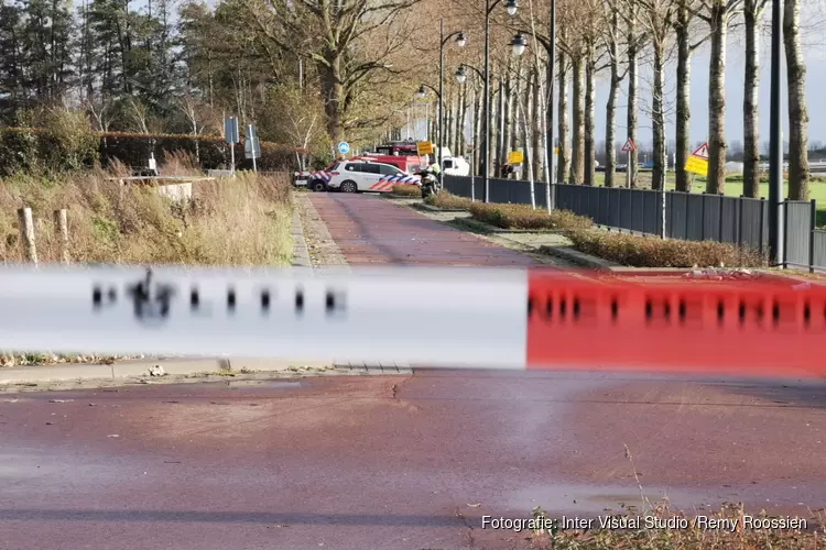 Politie en brandweer doen onderzoek in loods in Hoofddorp