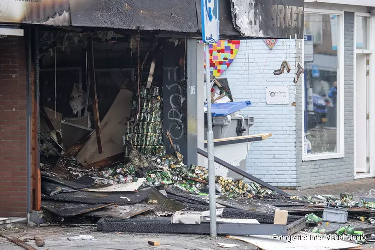 Enorme schade na brand bij Poolse supermarkt in Aalsmeer bij daglicht goed zichtbaar