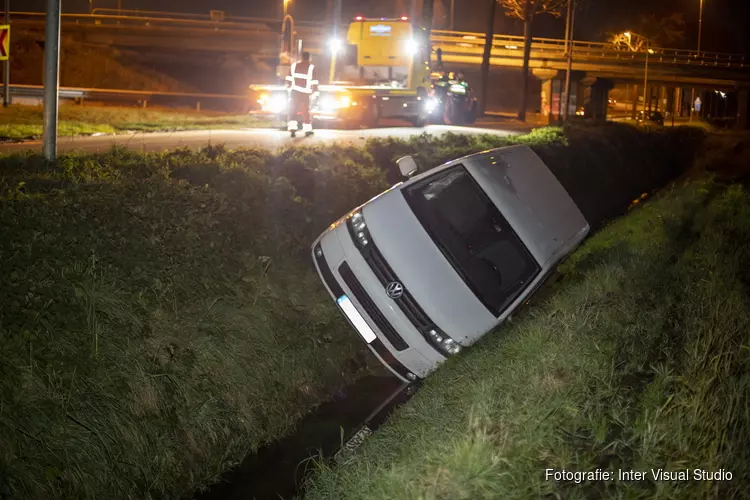 Busje wijkt uit en glijdt in sloot in Vijfhuizen