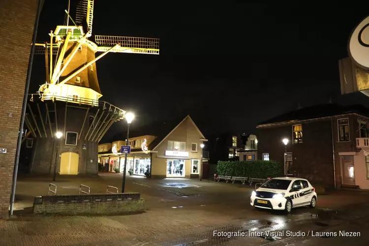 Slechts een enkeling op straat in Aalsmeer na ingaan avondklok