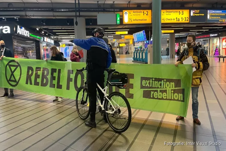 Activisten aangehouden bij demonstratie op Schiphol