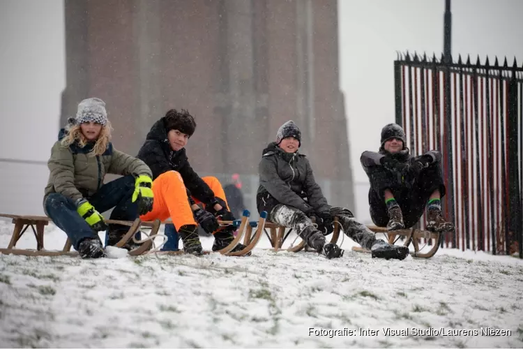 Sneeuwpret in Aalsmeer-dorp