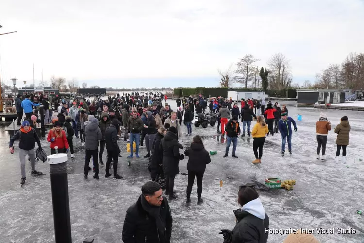 Volop drukte op het ijs in Aalsmeer-dorp