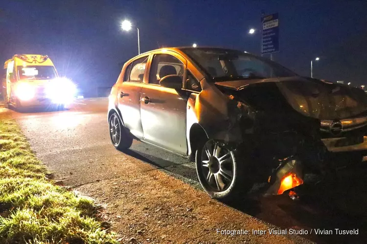 Auto tegen lantaarnpaal geknald in Aalsmeer