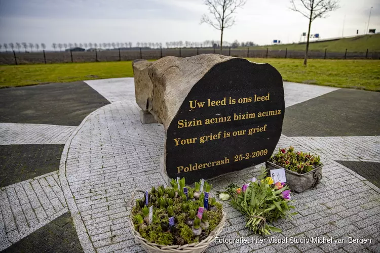 Bloemen bij Poldercrash monument vlucht TK 1951