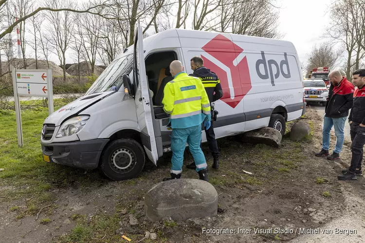 Pakketbezorger crasht op de Spaarnwouderweg in Vijfhuizen