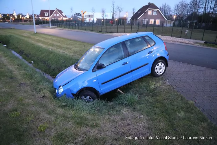 Auto vast in greppel: inzittenden vluchten