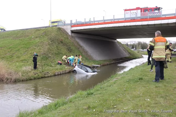 Auto te water in Amstelveen: traumaheli ter plekke