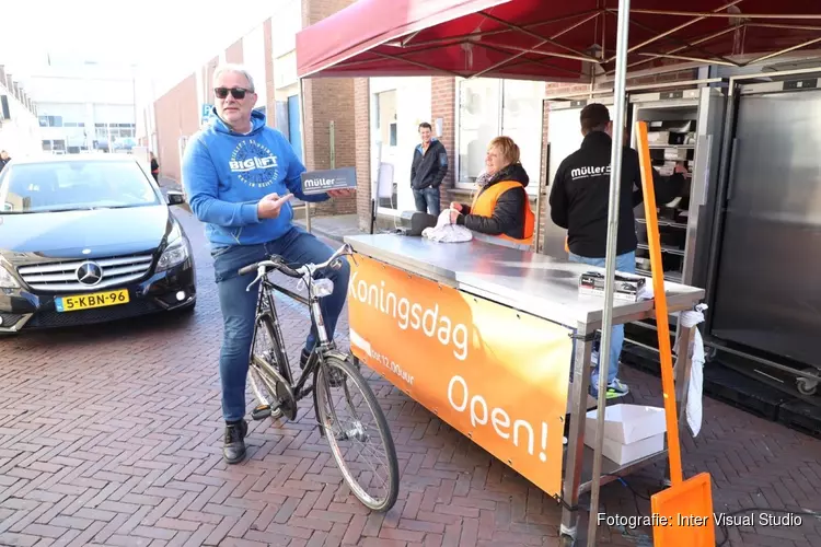 Koningsdaggebak halen in drive-thru