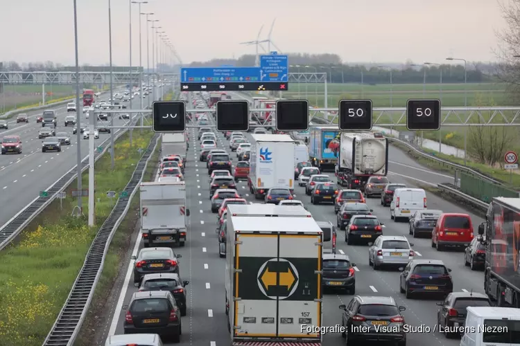 Kilometerslange file op A4 richting Den Haag na ongeval bij Nieuw Vennep