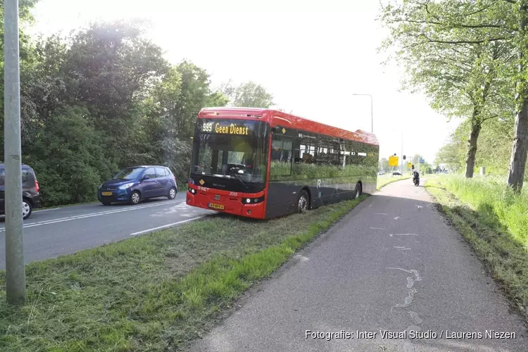 Lijnbus vastgeraakt in berm bij Uithoorn