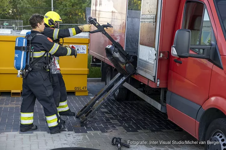 Elektrische palletwagen in vrachtwagen in de brand gevlogen