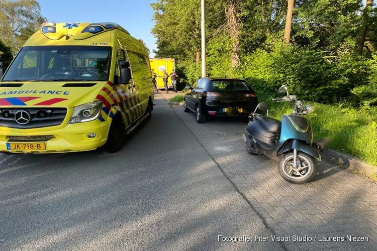 Scooterrijder lelijk gevallen in Aalsmeer, slachtoffer naar ziekenhuis gebracht