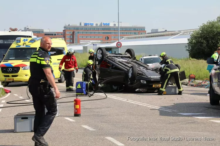 Botsing in Rozenburg: auto op z&#39;n kop