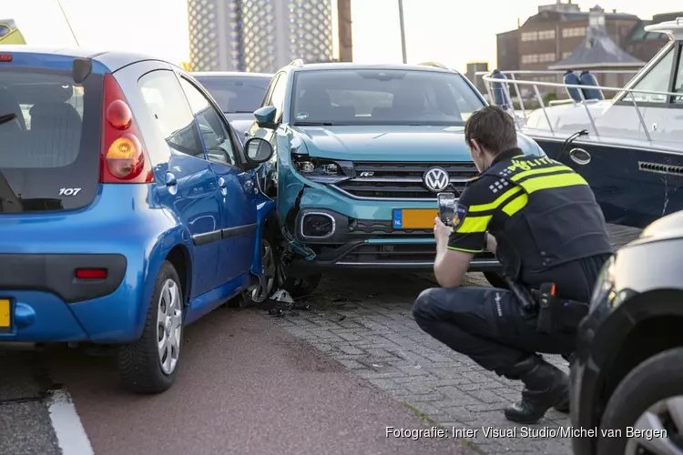 Automobilist botst tegen geparkeerde auto&#39;s in Zwanenburg