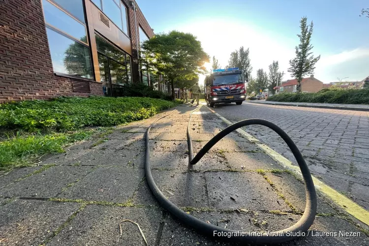 Brand onder dak bij basisschool in De Kwakel, brandweer snel ter plaatse